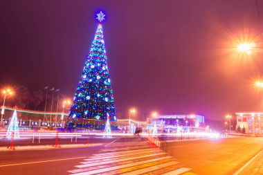 Işık akşam Gomel, Beyaz Rusya ile Noel ağacı