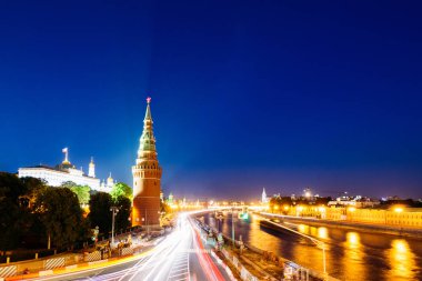 Kremlin setin mavi saatte araba trafik ile 