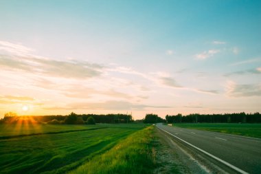 Günbatımı yeşil alanları ve yollar bir arka plan üzerinde