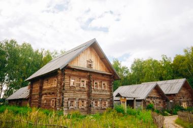 Kırsal iki katlı evin bahçesinde ile
