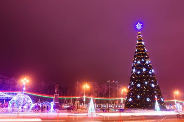 Noel ağacı Lenin meydanında