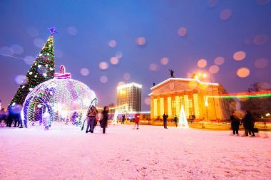 Tatil Lenin meydanında ışıklar. Gomel