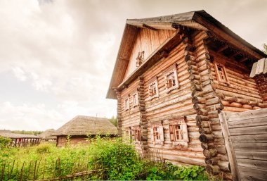 İki katlı günlük kulübe Slav insanlar için geleneksel