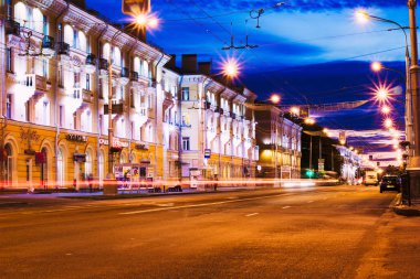 Gece ışıkları ve fenerler Gomel şehir sokaklarında. Bel