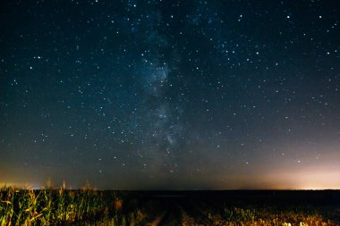 Yıldızlı ve samanyolu gece gökyüzü