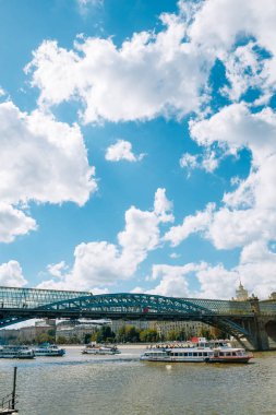 Puşkin ayak köprü nehir tekne altında çalıştığı