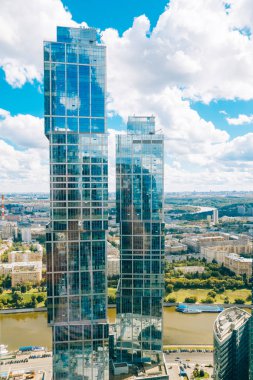 İki yansıtılmış gökdelenler. Moscow, Rusya Federasyonu