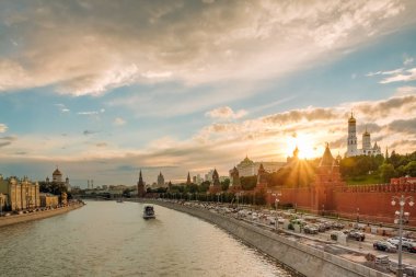 Muhteşem günbatımı Kremlin ve Moskova Nehri