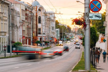 Sokak Sovyetler araba trafik. Beyaz Rusya Gomel