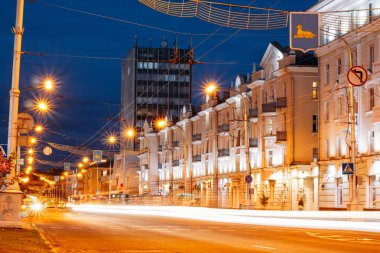 Yavaş çekim hızı araba ışıkları. Gomel, Beyaz Rusya