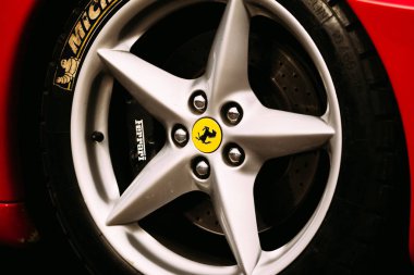 Araba tekerlek yakın çekim. Gomel, Beyaz Rusya