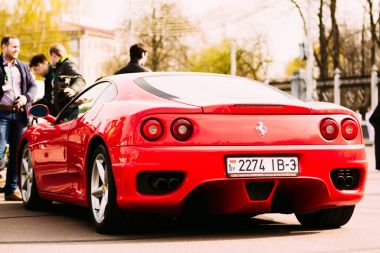 Güzel Ferrari araba. Gomel, Beyaz Rusya