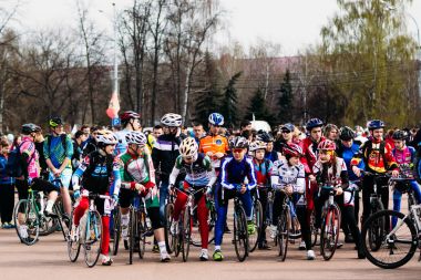 Lenin meydanında Gomel bisikletçiler. Belarus
