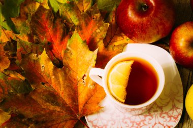 Çay ile güzel sonbahar kompozisyon