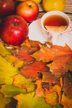 Sonbahar yaprakları ve elma ile kompozisyon