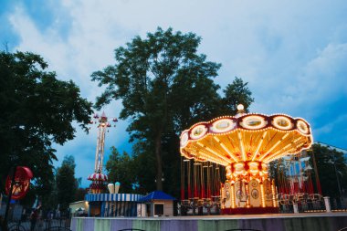 Akşam saatinde bir eğlence parkında Carousel