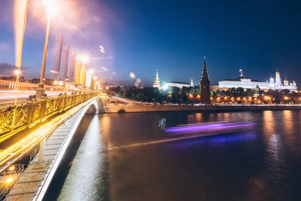 Kremlin Embankment - paisagem noturna — Fotografia de Stock