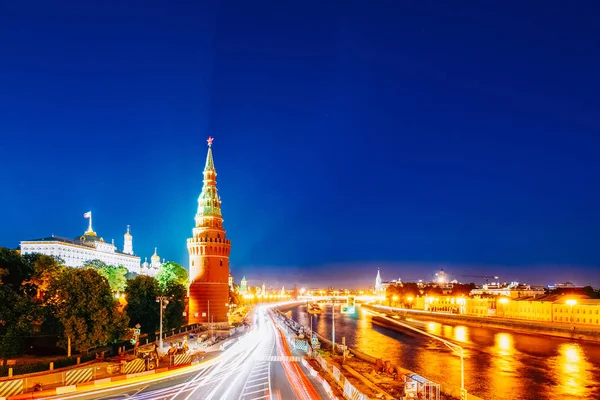 Paisagem urbana com rodovia e uma torre do Kremlin — Fotografia de Stock