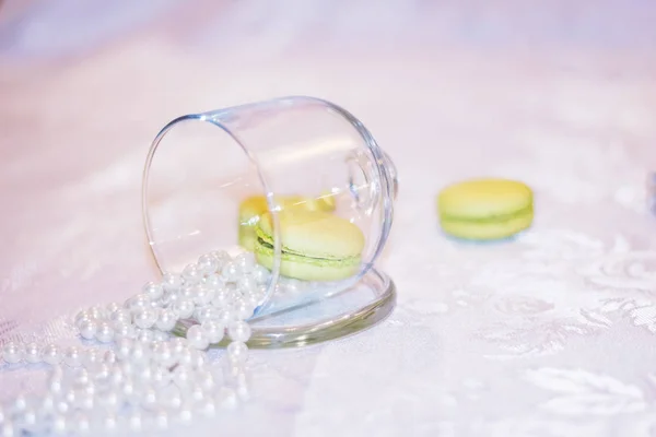 真珠とレモンのガラス板でマカロン デザート — ストック写真