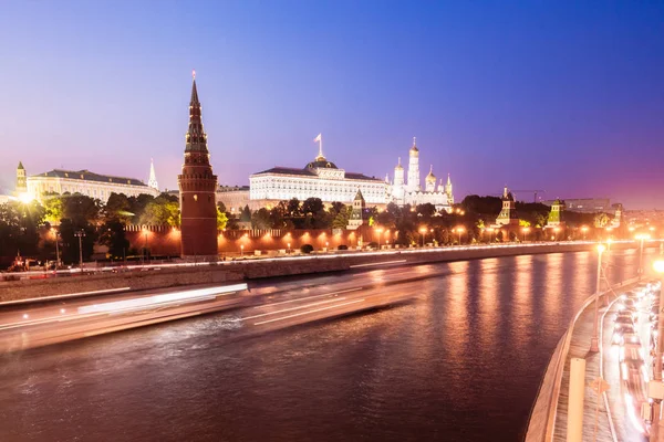 Kreml nábřeží v modré hodiny. Grand Kremlin Palace — Stock fotografie