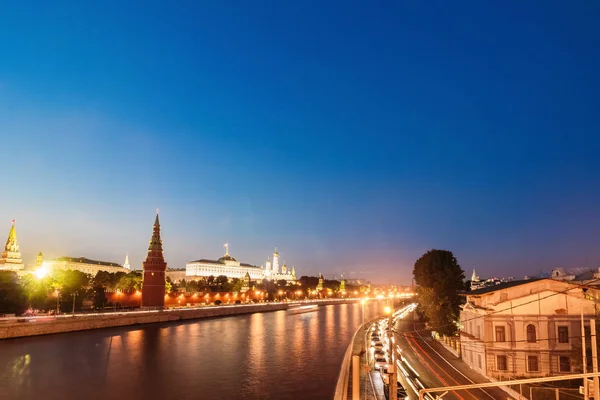 Paisaje urbano nocturno con vistas al Kremlin Embankment — Foto de Stock