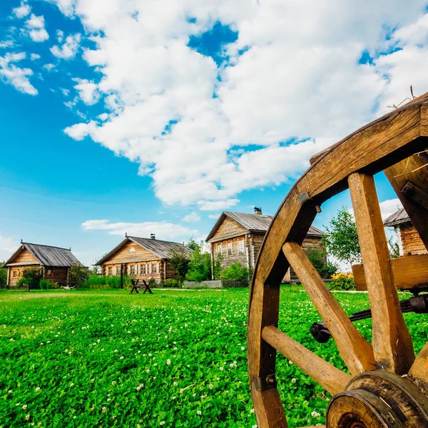 Paisagem rural com uma roda e um belo céu — Fotografia de Stock