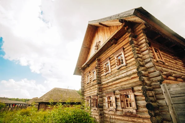 2 つの床と美しいロシア ログ小屋 — ストック写真