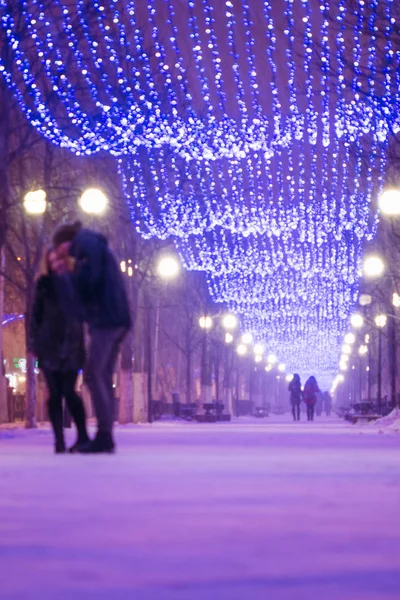 Jonge mensen in de stad Winter steegje — Stockfoto