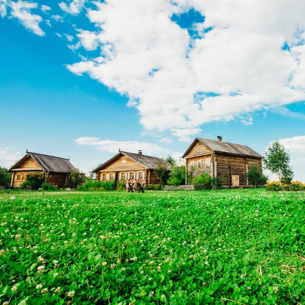 Paysage rural avec maisons en bois Type slave — Photo