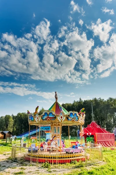 Mooie Kinder carousel in het park — Stockfoto