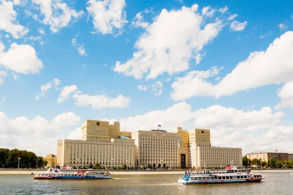 Edificio del gobierno en Frunze Embankment. Moscú, Rusia —  Fotos de Stock