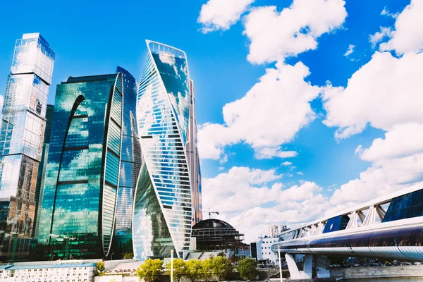 Бізнес центр міста Москви «Багратіон» мосту. Росія — стокове фото