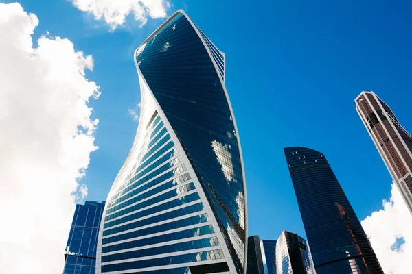 Rascacielos de Moscú contra el cielo con nubes. Rusia — Foto de Stock