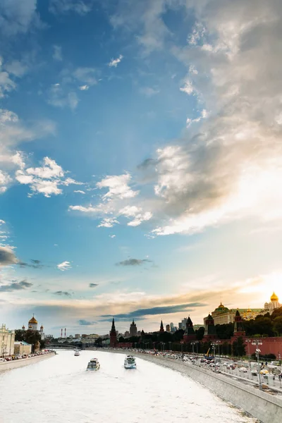 El río Moskva cerca del terraplén del Kremlin con un hermoso cielo — Foto de Stock