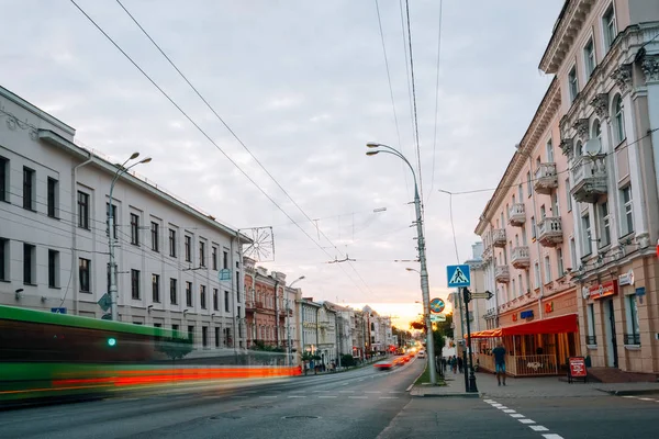 Luzes de carro na rua Sovetskaya. Gomel, Bielorrússia — Fotografia de Stock