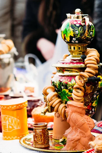 Beautiful Russian samovar with bread rings — Stock Photo, Image