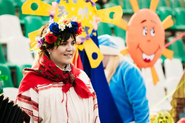 Folk wreath decoration on a young girl. Gomel, Belarus — Stock Photo, Image