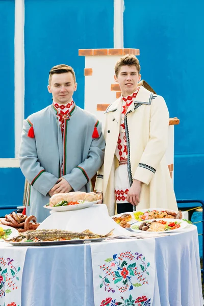 Gente con el traje nacional bielorruso. Gomel, Belarús —  Fotos de Stock