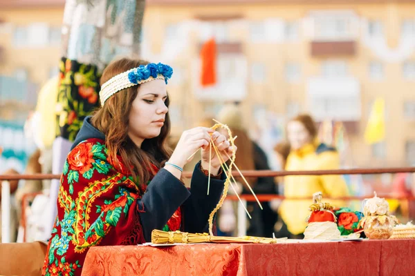 Girl in Belorussian national costume at the fair. Gomel, Belarus — Stock Photo, Image