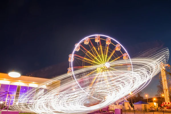 Iluminación de la noche de belleza en un parque de atracciones — Foto de Stock