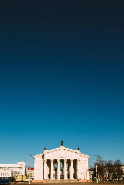 Vertikale Ansicht des Gomel Drama Theaters auf dem Hintergrund von bl — Stockfoto