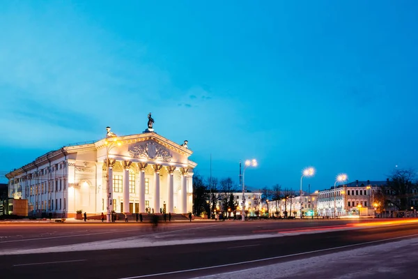 Vista desde la Plaza Lenin en el Teatro Dramático por la noche h — Foto de Stock