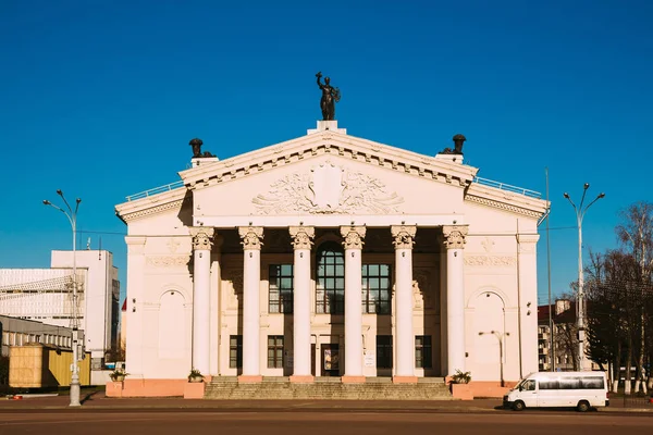 Stadtverkehr in der Fassade des Schauspielhauses. Gomel, Weißrussland — Stockfoto
