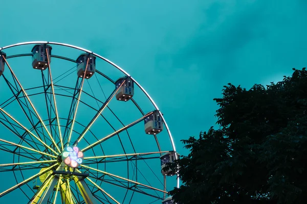 Attractie tegen de avond van de blauwe hemel — Stockfoto