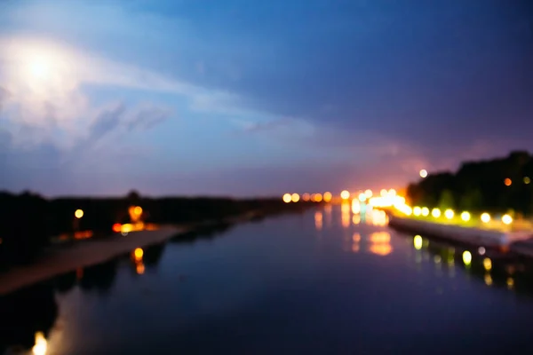 Paisaje de verano nocturno con iluminación y desenfoque del cielo —  Fotos de Stock