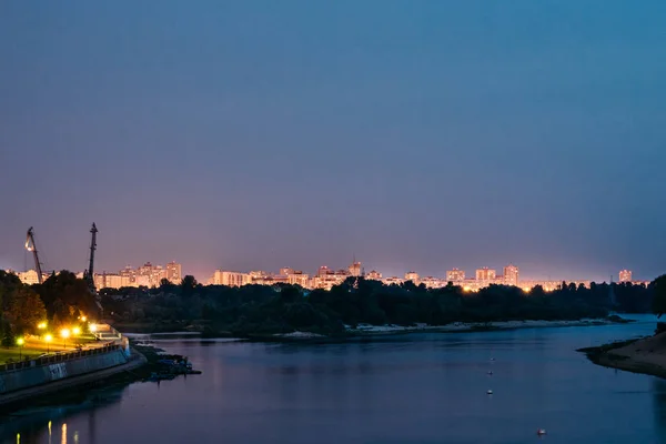 Nacht Stadtlandschaft mit Fluss und Spiegelungen im Wasser — Stockfoto