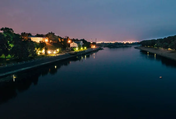 Flod i kväll reflektioner i natt belysning — Stockfoto
