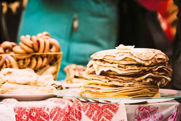 Panqueques en un plato sobre la mesa Fotos De Stock