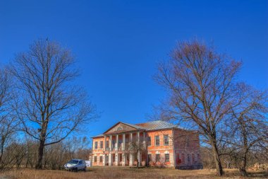 Yeniden yapılanma erkekte bulunan eski bir bina ile manzara