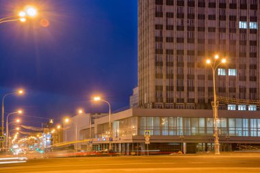 Gomel, orta kısmında Lenin Caddesi görünümünü gece ışıklı